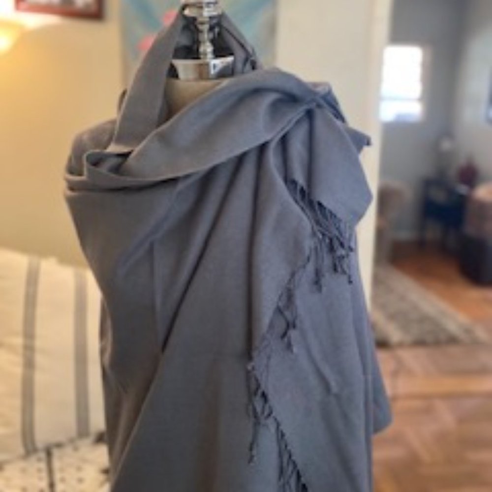 Neiman Marcus GORGEOUS GRAY SHAWL/WRAP EUC